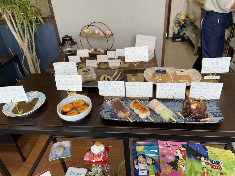 店内に並ぶ和菓子の写真