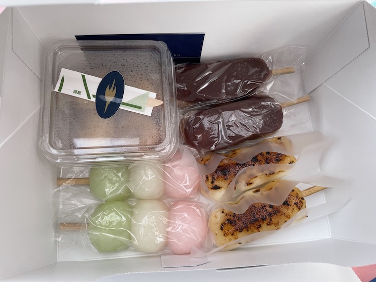 箱に入っている和菓子の写真